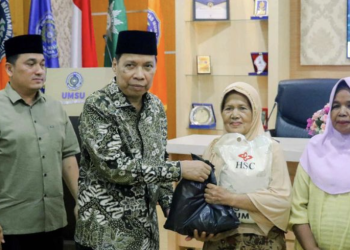 Rektor UMSU Bagi 300 Bingkisan Ramadhan Ke Masyarakat Sekitar Kampus