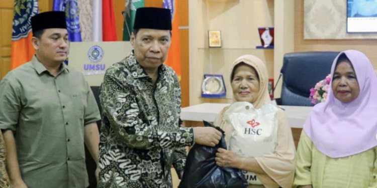 Rektor UMSU Bagi 300 Bingkisan Ramadhan Ke Masyarakat Sekitar Kampus