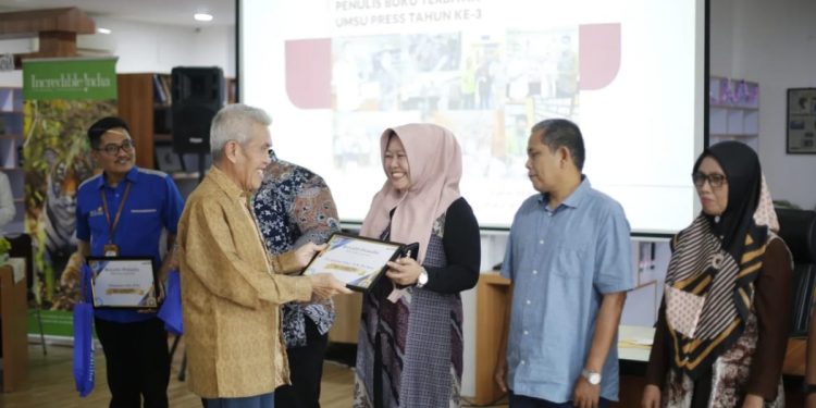 Rektor UMSU Serahkan Royalti 130 Penulis Buku Terbitan UMSU Press