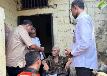 Penyaluran Dana PKH Oleh PT Pos Indonesia Dengan Cara Door To Door