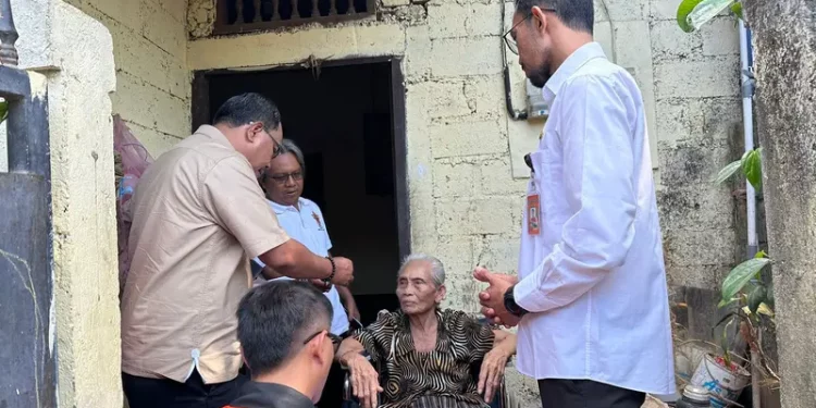 Penyaluran Dana PKH Oleh PT Pos Indonesia Dengan Cara Door To Door