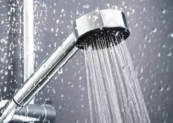 Bahaya Mandi Malam yang Perlu Diperhatikan: Seimbangkan Keuntungan dan Risiko