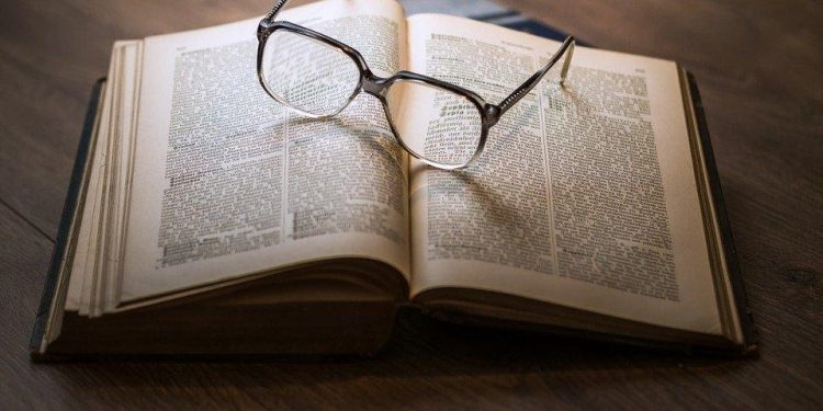 Memahami Esensi Perbedaan Antara Kalimat Deduktif dan Induktif