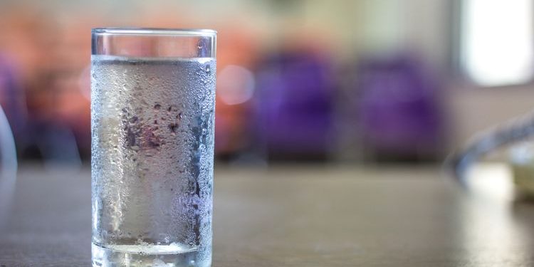 11 Manfaat Minum Air Dingin dan Efek Sampingnya Bagi Kesehatan