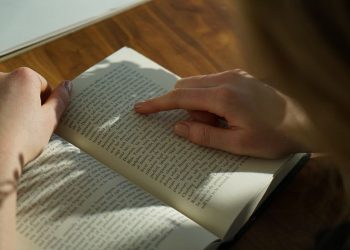 Pengertian Teks Ulasan Beserta Ciri-Ciri, Struktur, dan Contohnya