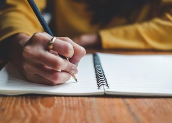 Perbedaan Teks Biografi dan Teks Autobiografi