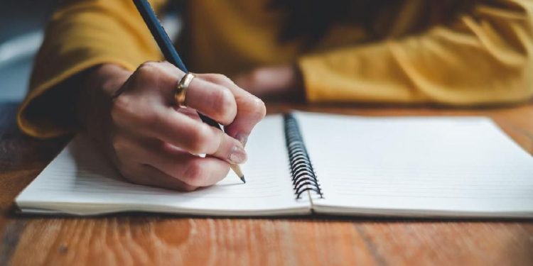 Perbedaan Teks Biografi dan Teks Autobiografi