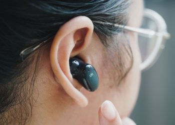 Bahaya Menggunakan Earphone Secara Berlebihan bagi Kesehatan