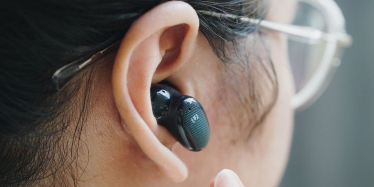 Bahaya Menggunakan Earphone Secara Berlebihan bagi Kesehatan