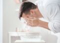 Cara Mencuci Wajah dengan Facial Wash yang Benar, Jangan Sampai Salah!