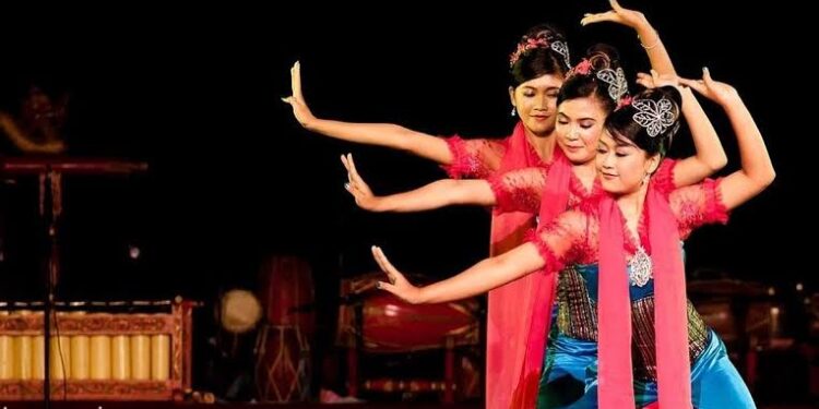 7 Tarian Tradisional dari Pulau Jawa yang Populer