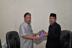 Rektor UMSU Serahkan 10 Kodi Kain Sarung ke MUI Sumut