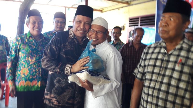 Rektor UMSU Serahkan Bantuan 250 Paket Sembako