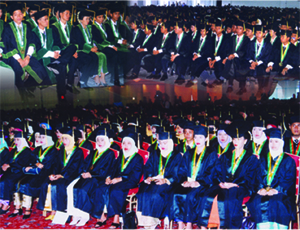 UMSU Wisuda 556 Orang Sarjana. Drs.Agussani MAP(Rektor) :”Pembelajaran Berbasis Web”