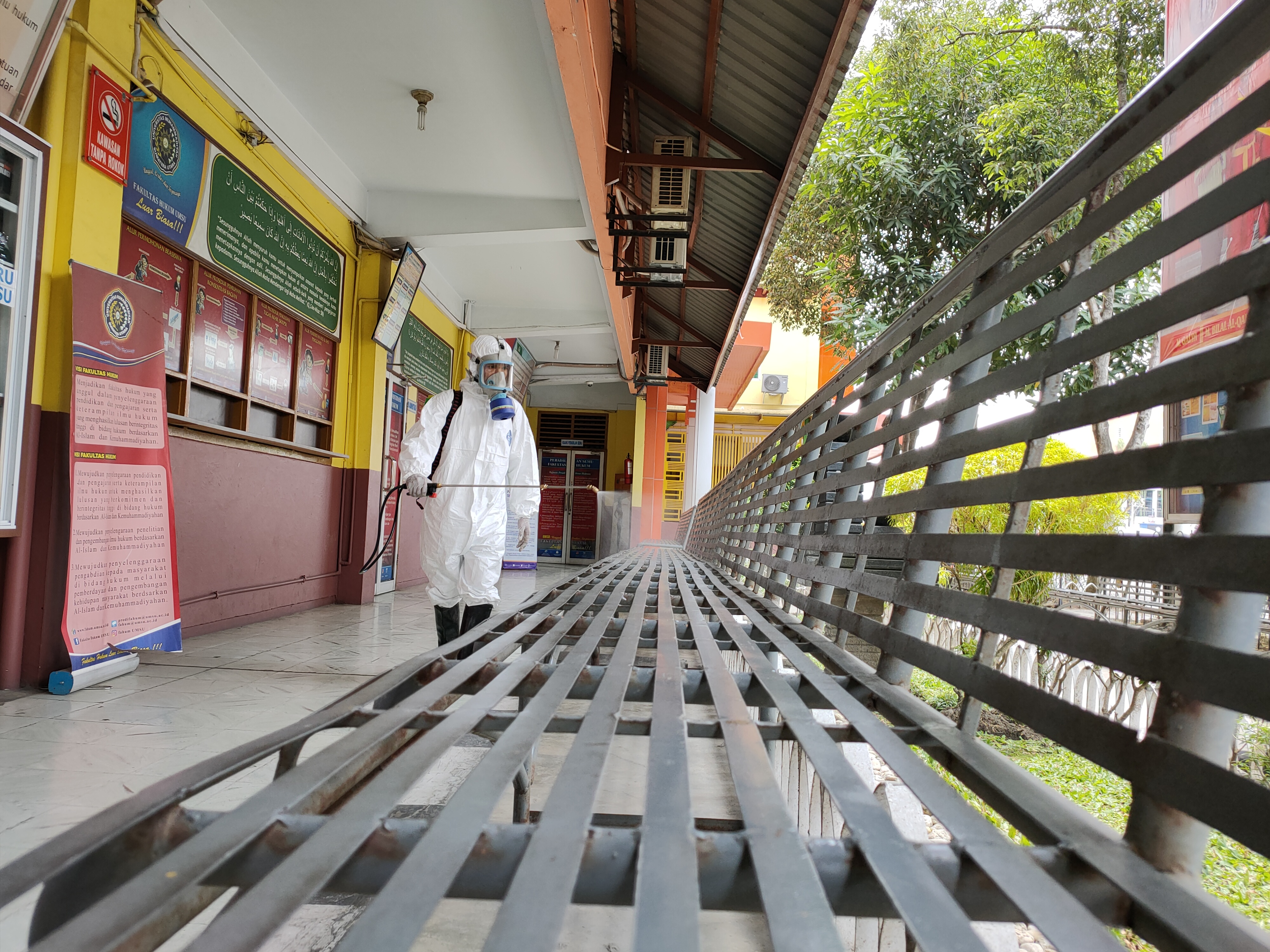 UMSU Melakukan Penyemprotan Disinfektan di Kawasan Kampus
