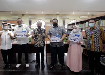 Rektor UMSU Serahkan Royalti ke Penulis UMSU Press