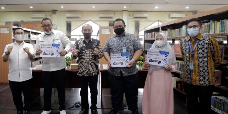 Rektor UMSU Serahkan Royalti ke Penulis UMSU Press