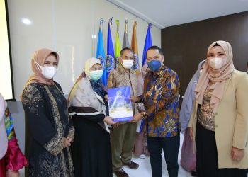 Rektor UMSU Serahkan SK Struktur Organisasi Fakultas Kedokteran