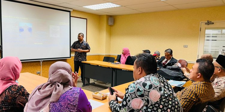 Head of OIF UMSU Presents Zij Ulugh Bek in Bangkok, Thailand