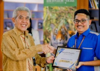 Increase the Spirit of Writing, UMSU Rector Handed Royalties to 130 UMSU Press Authors