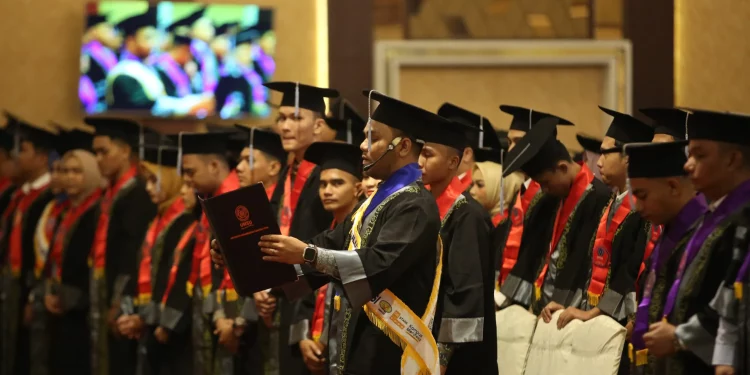 UMSU Graduates 2,300 Students, Rector Apologizes for Traffic Disruption