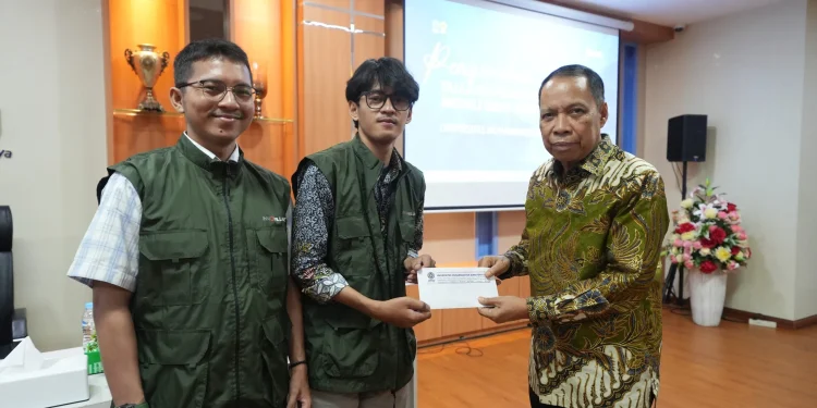 UMSU Rector Presents Appreciation Awards to Innovillage Winners