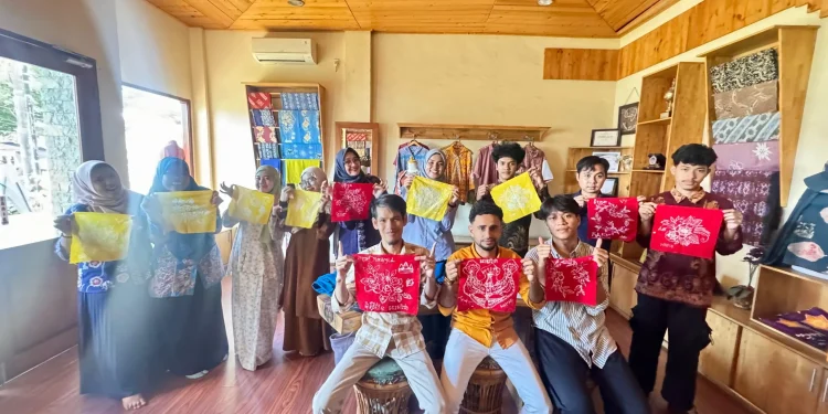 UMSU International Students Enthusiastic About Learning Batik