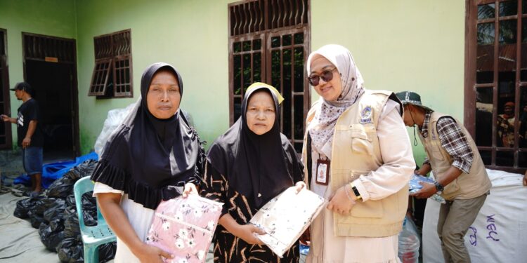 UMSU Distributes Logistics and Health Aid in Pantai Cermin Village