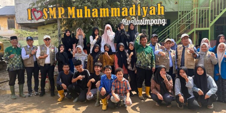 First Day of School, UMSU Deploys 50 Student Volunteers to SMP Muhammadiyah Kualasimpang