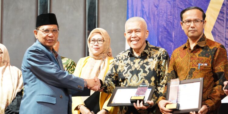 UMSU Wins 13 Awards for SPMI Reporting from LLDikti North Sumatra