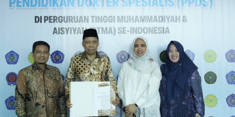 UMSU Rector Receives Decree for PTMA Specialist Medical Education Program from the Indonesian Minister of Higher Education, Science, and Technology