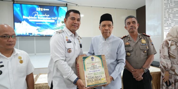 UMSU Rector Distributes Ramadan Aid Packages to Residents Around FKIK Campus