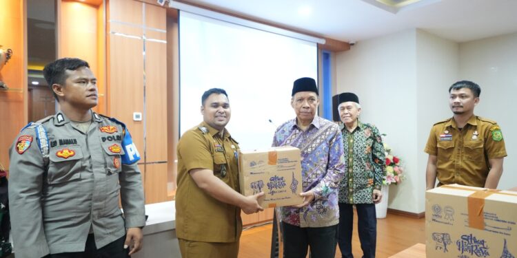 UMSU Rector Distributes 1,529 Ramadan Aid Packages (1447 H)