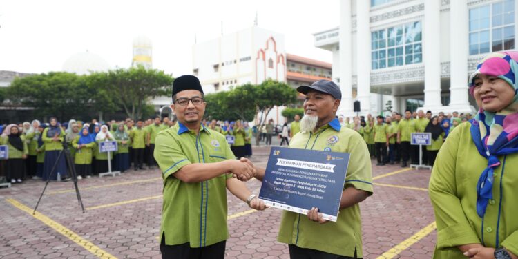 UMSU Commemorates National Awakening Day, Rector Presents Motorcycles to Retired Employees