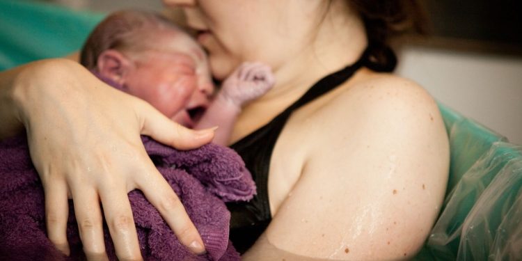 Apa Itu Persalinan Water Birth, Keunggulan dan Resikonya
