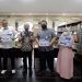 Rektor UMSU Serahkan Royalti ke Penulis UMSU Press