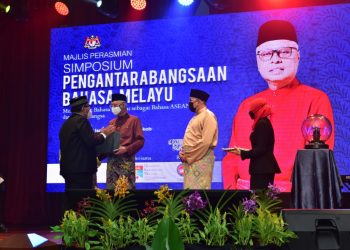 Ketua PKBM UMSU Pembicara Utama Simposium Bahasa Melayu ASEAN