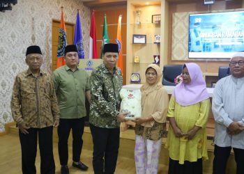 Alhamdulillah, Rektor UMSU Bagikan 300 Bingkisan Ramadan 1444 H