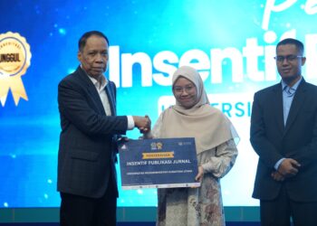Rektor UMSU Serahkan Rp1,9 Miliar Insentif Publikasi Ilmiah 2025