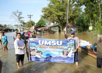 Aksi Peduli UMSU Tembus Desa Terisolir Banjir di Tanjungpura Via Sampan Nelayan