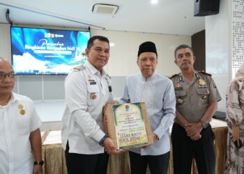 Rektor UMSU Bagikan  paket  Ramadhan ke warga Sekitar Kampus FKIK UMSU