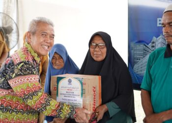 Warga Sekitar Kampus Terpadu UMSU Terima Paket Ramadan AMADAN 1447 H