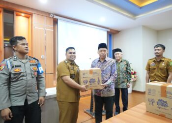 Rektor UMSU Serahkan 1529 Bingkisan Ramadhan 1447 H