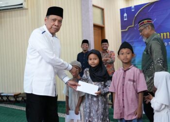 Rektor UMSU Hadiahkan 122 Kado Ramadhan Anak Yatim