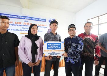 Prof. Akrim Serahkan Bantuan Program Tebus 100 Ijazah Alumni SMK Muhammadiyah 9 Medan