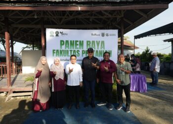 Rektor UMSU Panen Melon Hydroponik Fakultas Pertanian Dorong Pengembangan Greenhouse Sebagai Inovasi Pertanian Modern