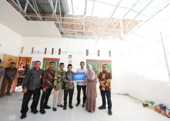 Rektor UMSU Serahkan Bantuan Renovasi Gedung SD Muhammadiyah 28 Medan yang Diterjang Angin Puting Beliung